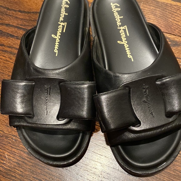 2021 Salvatore Ferragamo, authentic leather bow slides like new size 9.5 - Picture 5 of 7